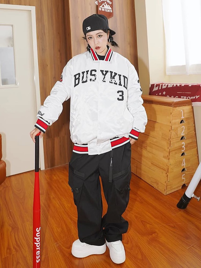 Áo khoác bóng chày 'bật' cá tính, gợi về tuổi trẻ thanh xuân- Ảnh 6. Áo khoác bóng chày 'bật' cá tính, gợi về tuổi trẻ thanh xuân- Ảnh 6.