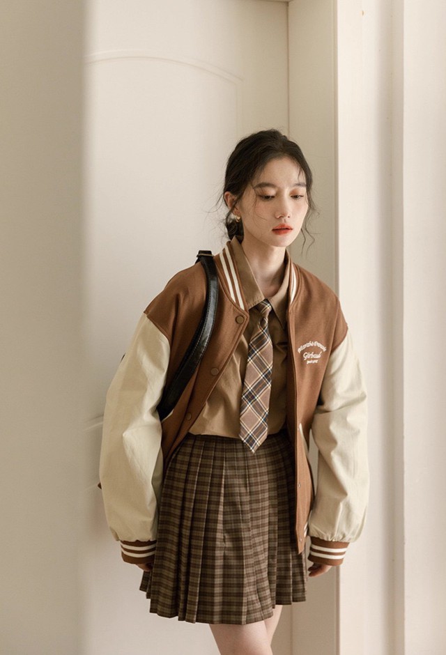 Áo khoác bóng chày 'bật' cá tính, gợi về tuổi trẻ thanh xuân- Ảnh 7. Áo khoác bóng chày 'bật' cá tính, gợi về tuổi trẻ thanh xuân- Ảnh 7.