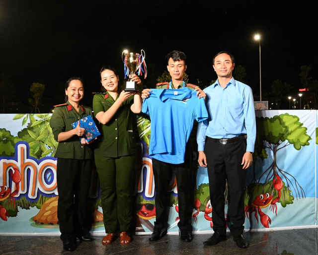 Cà Mau: Độc đáo cuộc thi mò cua giữa quảng trường- Ảnh 4. Cà Mau: Độc đáo cuộc thi mò cua giữa quảng trường- Ảnh 4.