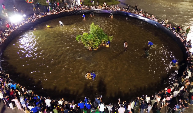 Cà Mau: Độc đáo cuộc thi mò cua giữa quảng trường- Ảnh 1. Cà Mau: Độc đáo cuộc thi mò cua giữa quảng trường- Ảnh 1.