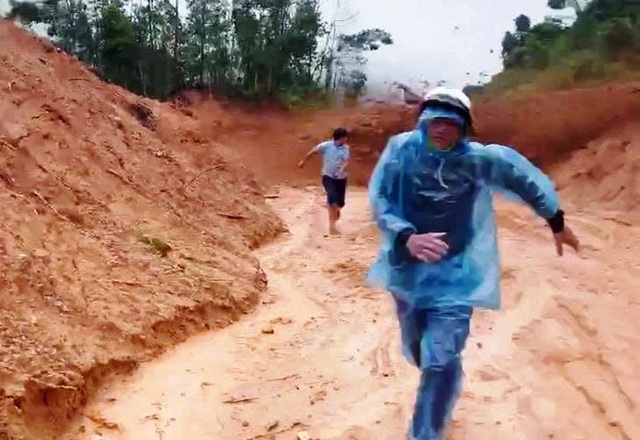 Đà Nẵng: Sạt lở đất ầm ầm như thác, nhiều người hoảng loạn tháo chạy thoát thân - Ảnh 1.