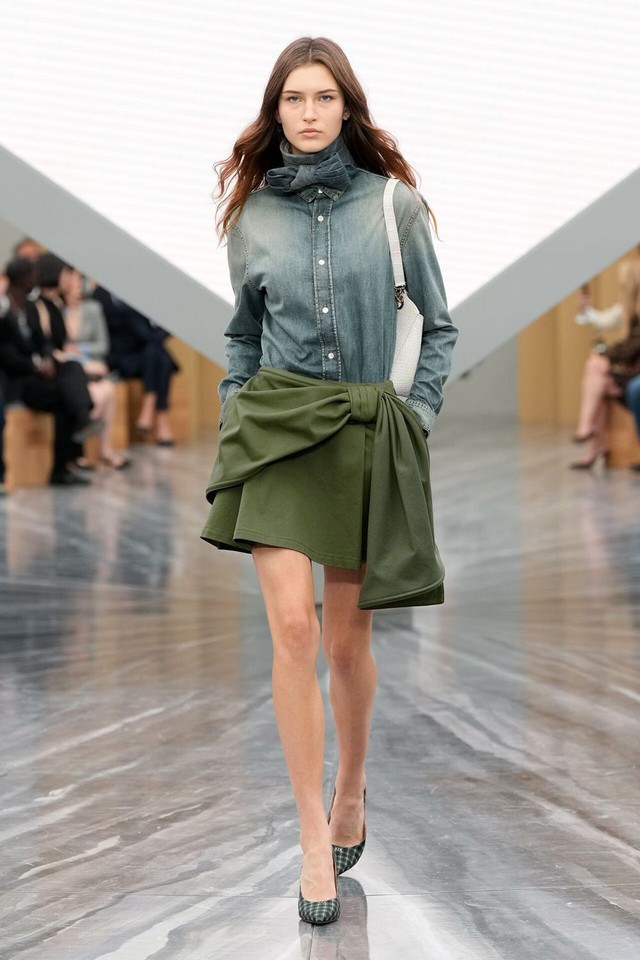 Những thiết kế và cách phối áo cổ cao mùa lạnh bạn nhất định 'phải biết'- Ảnh 1.