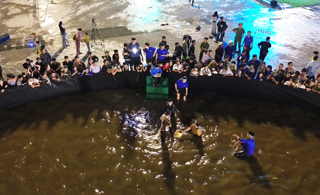 Cà Mau: Độc đáo cuộc thi mò cua giữa quảng trường- Ảnh 6. Cà Mau: Độc đáo cuộc thi mò cua giữa quảng trường- Ảnh 6.