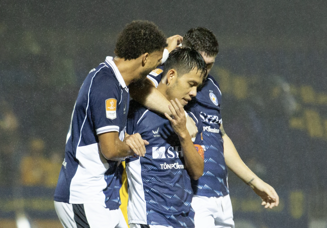 SLNA mắc ‘chi chít’ sai lầm, dính thẻ đỏ: Thua đau đội bét bảng V-League, Đà Nẵng vào tứ kết- Ảnh 2. SLNA mắc ‘chi chít’ sai lầm, dính thẻ đỏ: Thua đau đội bét bảng V-League, Đà Nẵng vào tứ kết- Ảnh 2.