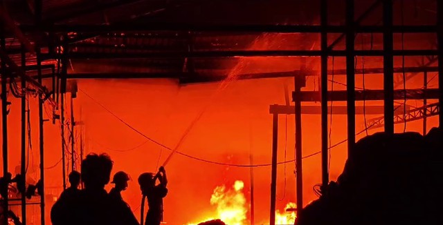 Cháy kho phế liệu ở An Giang - Ảnh 1. Cháy kho phế liệu ở An Giang - Ảnh 1.