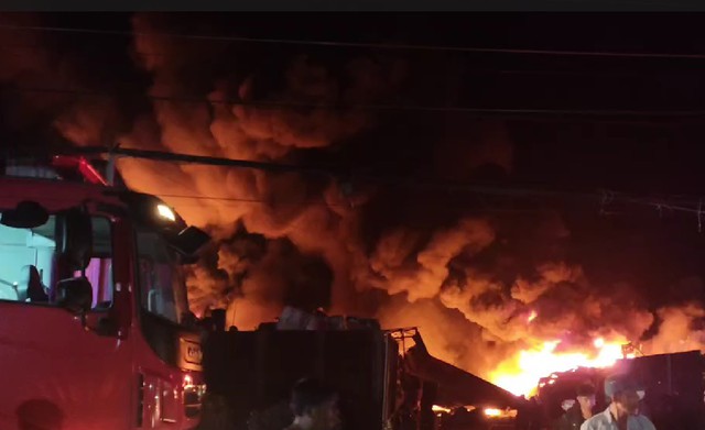 Cháy kho phế liệu ở An Giang - Ảnh 2. Cháy kho phế liệu ở An Giang - Ảnh 2.