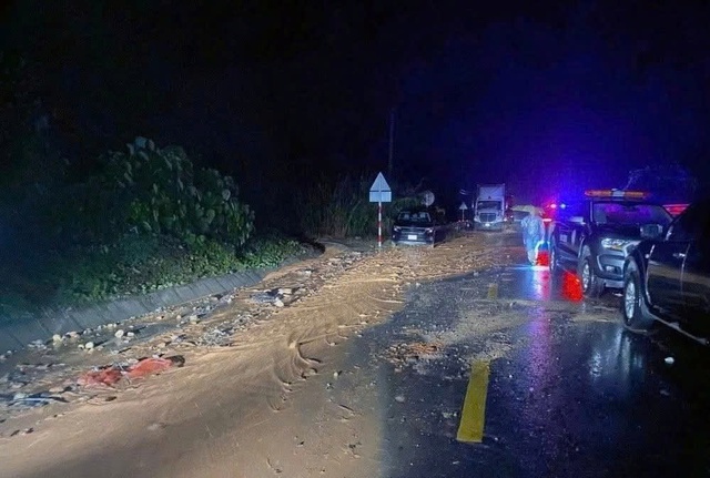 Sạt lở trên tuyến đường Đà Lạt đi Nha Trang, 4 người đi xe khách tử vong- Ảnh 1. Sạt lở trên tuyến đường Đà Lạt - Nha Trang, 6 người tử vong - Ảnh 1.