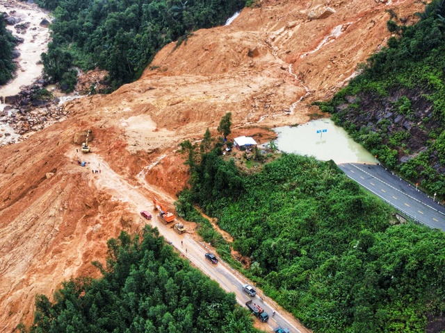 Sạt lở trên tuyến đường Đà Lạt đi Nha Trang, 4 người đi xe khách tử vong- Ảnh 2. Sạt lở trên tuyến đường Đà Lạt - Nha Trang, 6 người tử vong - Ảnh 3.