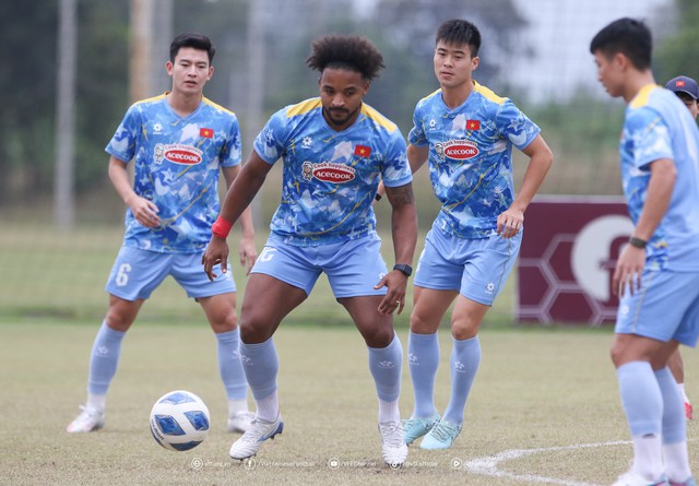 Xu&acirc;n Son r&ecirc; b&oacute;ng, đồng đội trầm trồ ngắm nh&igrave;n: Chắc chắn đ&aacute; trận gặp L&agrave;o- Ảnh 1.