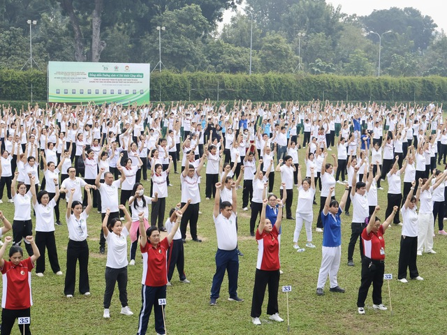 Đồng diễn dưỡng sinh ngàn người ở TP.HCM, có cụ bà 83 tuổi dậy từ 3 giờ- Ảnh 5. Đồng diễn dưỡng sinh ngàn người ở TP.HCM, có cụ bà 83 tuổi dậy từ 3 giờ- Ảnh 5.