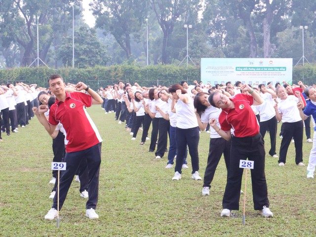 Đồng diễn dưỡng sinh ngàn người ở TP.HCM, có cụ bà 83 tuổi dậy từ 3 giờ- Ảnh 6. Đồng diễn dưỡng sinh ngàn người ở TP.HCM, có cụ bà 83 tuổi dậy từ 3 giờ- Ảnh 6.