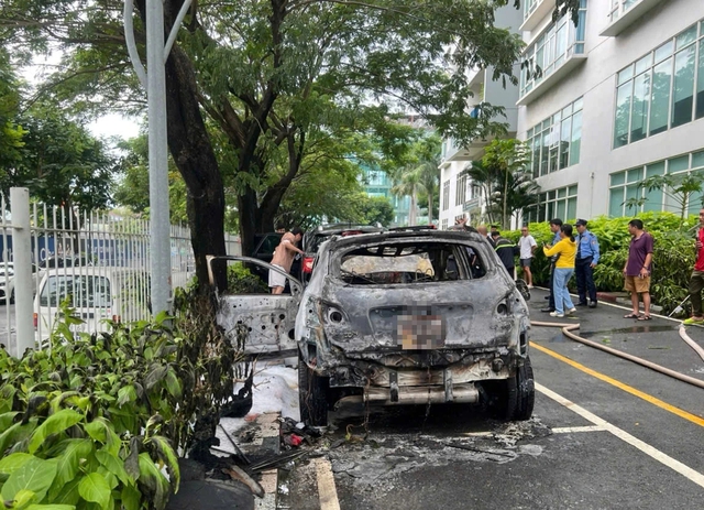 TP.HCM: &Ocirc; t&ocirc; bất ngờ bốc ch&aacute;y dữ dội trong khu&ocirc;n vi&ecirc;n chung cư Thảo Điền- Ảnh 2.