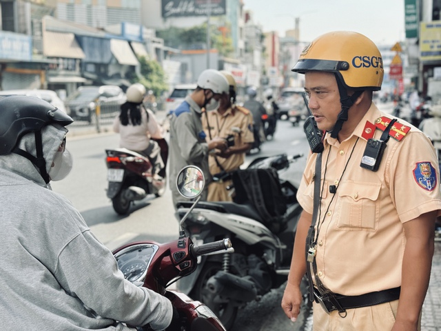 Clip 'CSGT đòi giữ bằng lái không được... lặng lẽ bỏ qua': Vì sao CSGT không phạt? - Ảnh 2.
