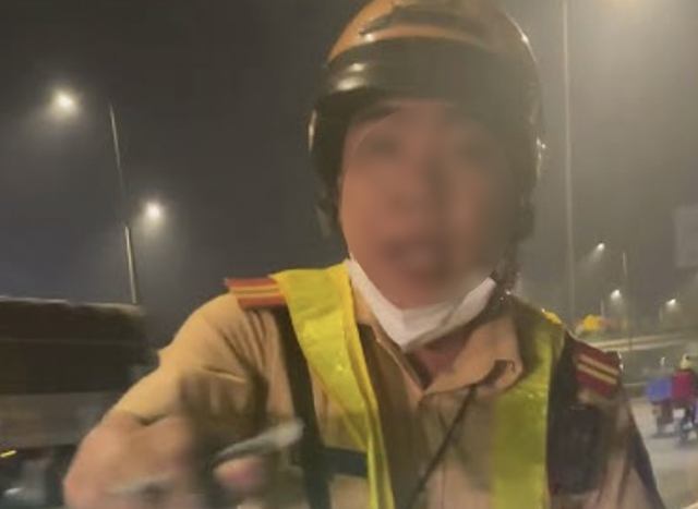 Clip 'CSGT đòi giữ bằng lái không được... lặng lẽ bỏ qua': Vì sao CSGT không phạt? - Ảnh 1.