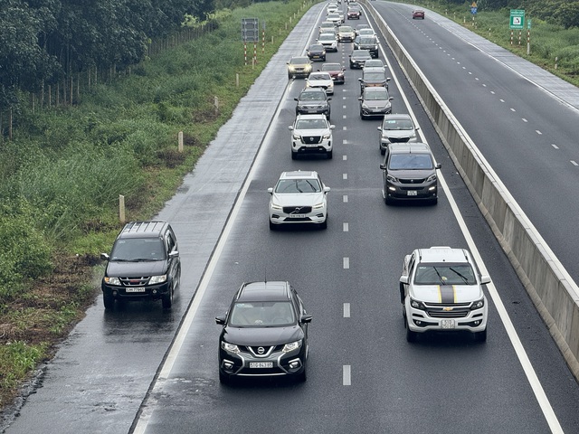 L&agrave;m g&igrave; để tr&aacute;nh rủi ro khi xe gặp sự cố tr&ecirc;n cao tốc? - Ảnh 2.