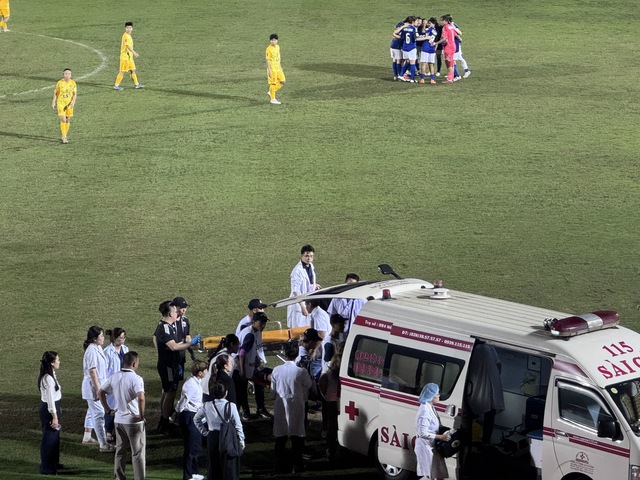 CLB nữ TP.HCM vào tứ kết châu Á, cầu thủ Singapore bất ngờ ngã quỵ phải đi cấp cứu- Ảnh 3. CLB nữ TP.HCM vào tứ kết châu Á, cầu thủ Singapore bất ngờ ngã quỵ phải đi cấp cứu- Ảnh 3.