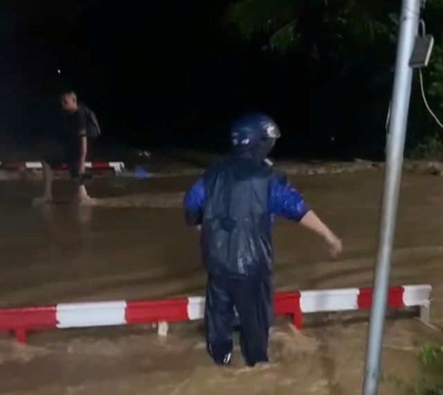 Tạm dừng một số tàu Bắc - Nam qua Khánh Hòa do đường sắt bị ngập- Ảnh 1. Tạm dừng một số tàu Bắc - Nam qua Khánh Hòa do đường sắt bị ngập- Ảnh 1.