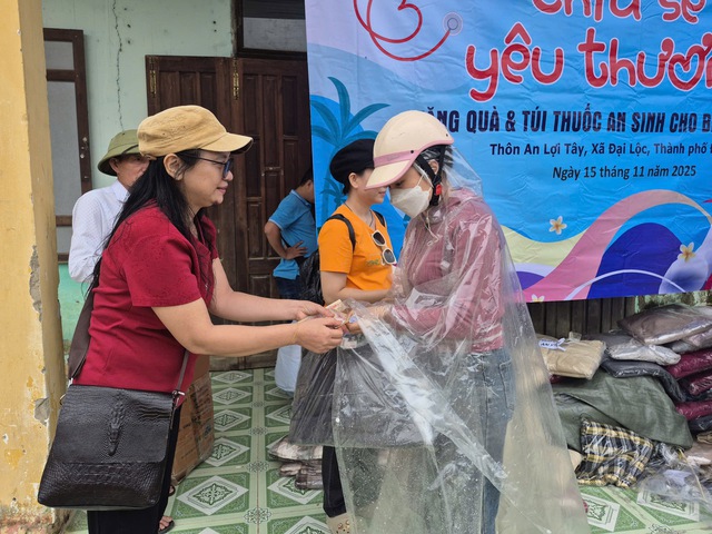 Trao 400 phần qu&agrave; hỗ trợ người d&acirc;n v&ugrave;ng rốn lũ TP.Đ&agrave; Nẵng - Ảnh 2.