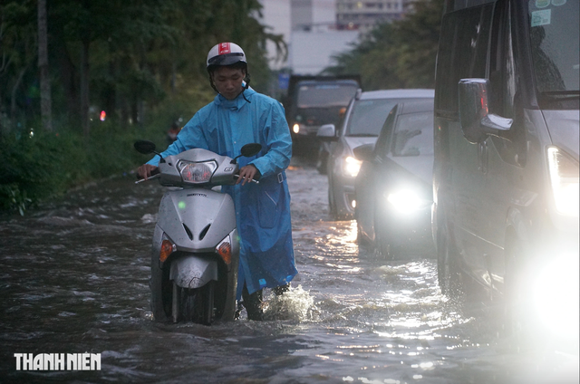Người dân TP.HCM đối mặt với thời tiết nguy hiểm vào tuần tới- Ảnh 1. Người dân TP.HCM đối mặt với thời tiết nguy hiểm vào tuần tới- Ảnh 1.