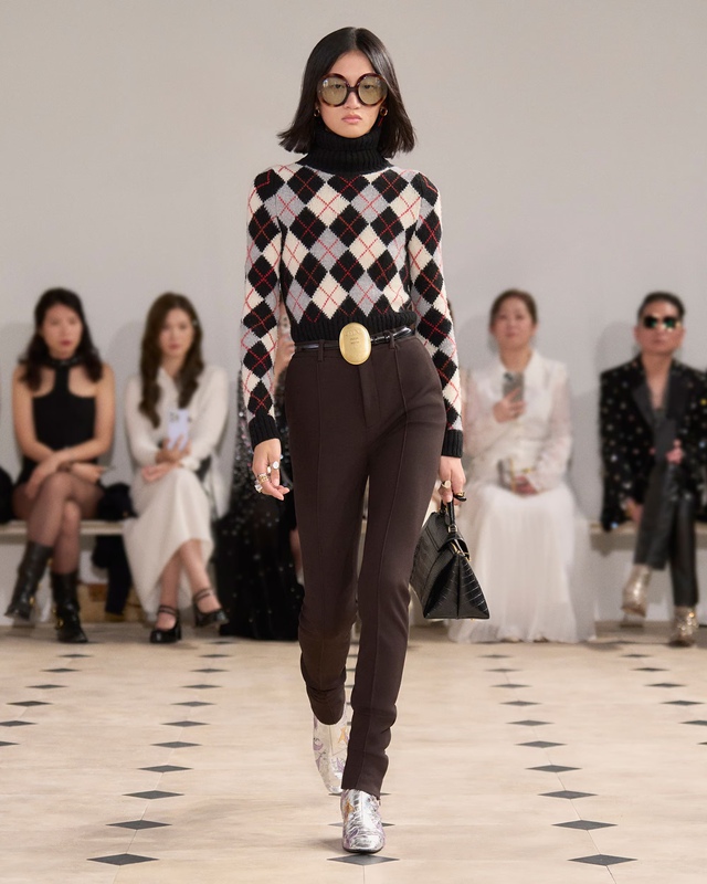 Những thiết kế và cách phối áo cổ cao mùa lạnh bạn nhất định 'phải biết'- Ảnh 8.