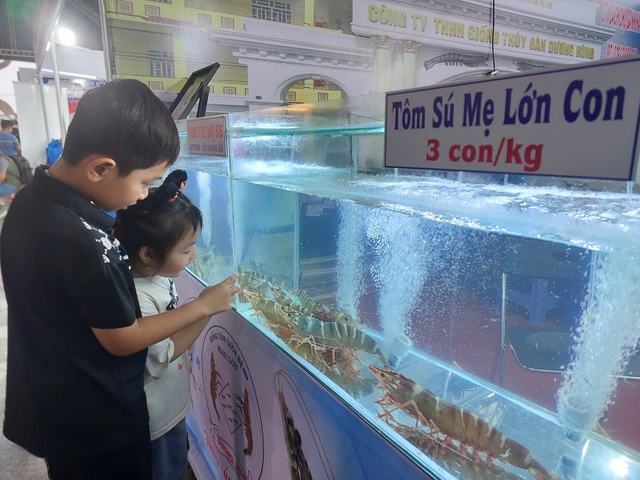 Tôm sú 'khủng' gây sốt Ngày hội cua Cà Mau lần thứ II- Ảnh 3. Tôm sú 'khủng' gây sốt Ngày hội cua Cà Mau lần thứ II- Ảnh 3.