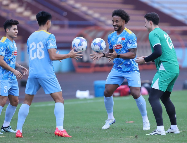 ທີມຊາດຫວຽດນາມ ສ້າງບຸກໂຈມຕີຢ່າງໜັກແໜ້ນສຳລັບ AFF Cup: Has Xuan Son ແລະ Hoang Hen - ພາບ 1.