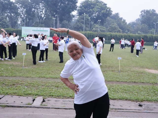 Đồng diễn dưỡng sinh ngàn người ở TP.HCM, có cụ bà 83 tuổi dậy từ 3 giờ- Ảnh 10. Đồng diễn dưỡng sinh ngàn người ở TP.HCM, có cụ bà 83 tuổi dậy từ 3 giờ- Ảnh 10.
