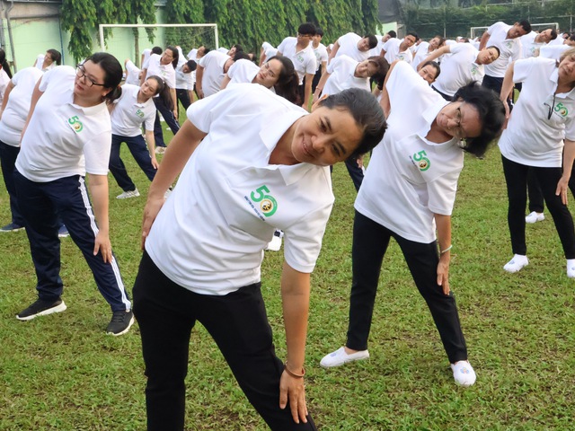 Đồng diễn dưỡng sinh ngàn người ở TP.HCM, có cụ bà 83 tuổi dậy từ 3 giờ- Ảnh 8. Đồng diễn dưỡng sinh ngàn người ở TP.HCM, có cụ bà 83 tuổi dậy từ 3 giờ- Ảnh 8.