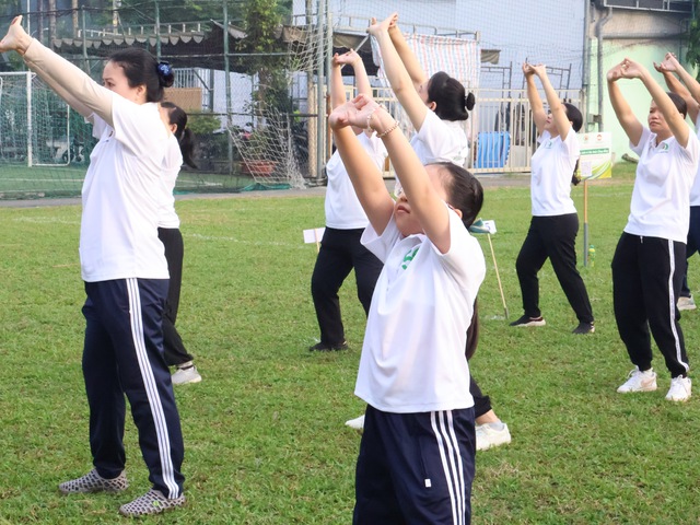 Đồng diễn dưỡng sinh ngàn người ở TP.HCM, có cụ bà 83 tuổi dậy từ 3 giờ- Ảnh 11. Đồng diễn dưỡng sinh ngàn người ở TP.HCM, có cụ bà 83 tuổi dậy từ 3 giờ- Ảnh 11.