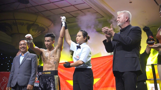Tung đ&ograve;n chuẩn x&aacute;c, Trần Văn Thảo hạ knock-out v&otilde; sĩ người Th&aacute;i Lan- Ảnh 2.