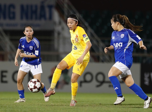 CLB nữ TP.HCM vào tứ kết châu Á, cầu thủ Singapore bất ngờ ngã quỵ phải đi cấp cứu- Ảnh 2. CLB nữ TP.HCM vào tứ kết châu Á, cầu thủ Singapore bất ngờ ngã quỵ phải đi cấp cứu- Ảnh 2.