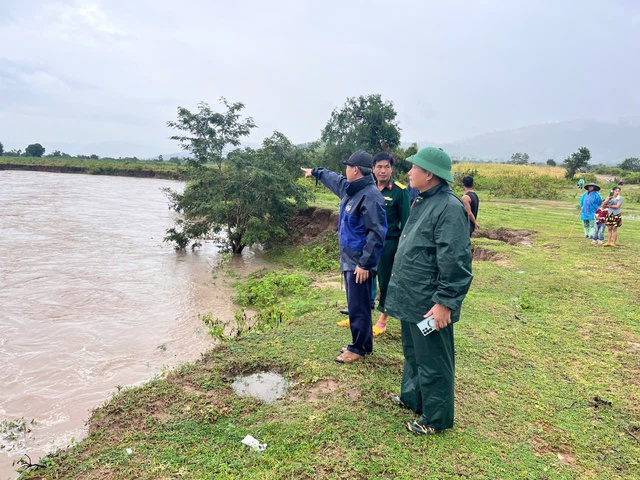 Cứu hộ 10 người dân bị cô lập do mưa lũ tại xã Uar , Gia Lai - Ảnh 1. Cứu hộ 10 người dân bị cô lập do mưa lũ tại xã Uar , Gia Lai - Ảnh 1.