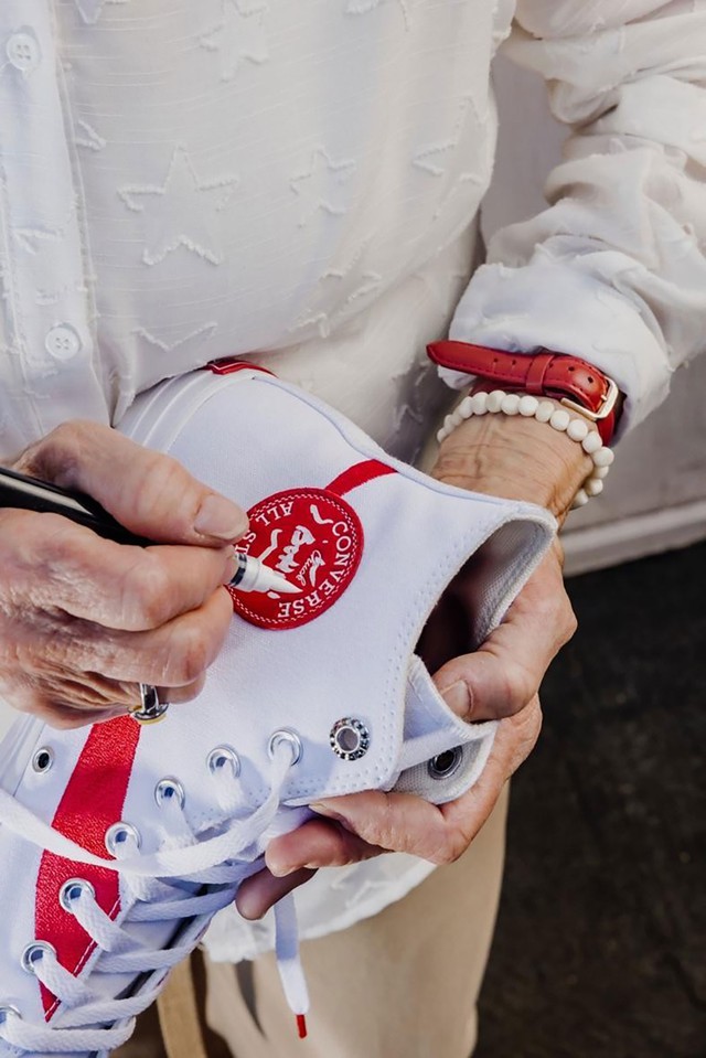 Coca-Cola × Converse: Khi hai huyền thoại pop culture viết tiếp chương mới sáng tạo - Ảnh 1.