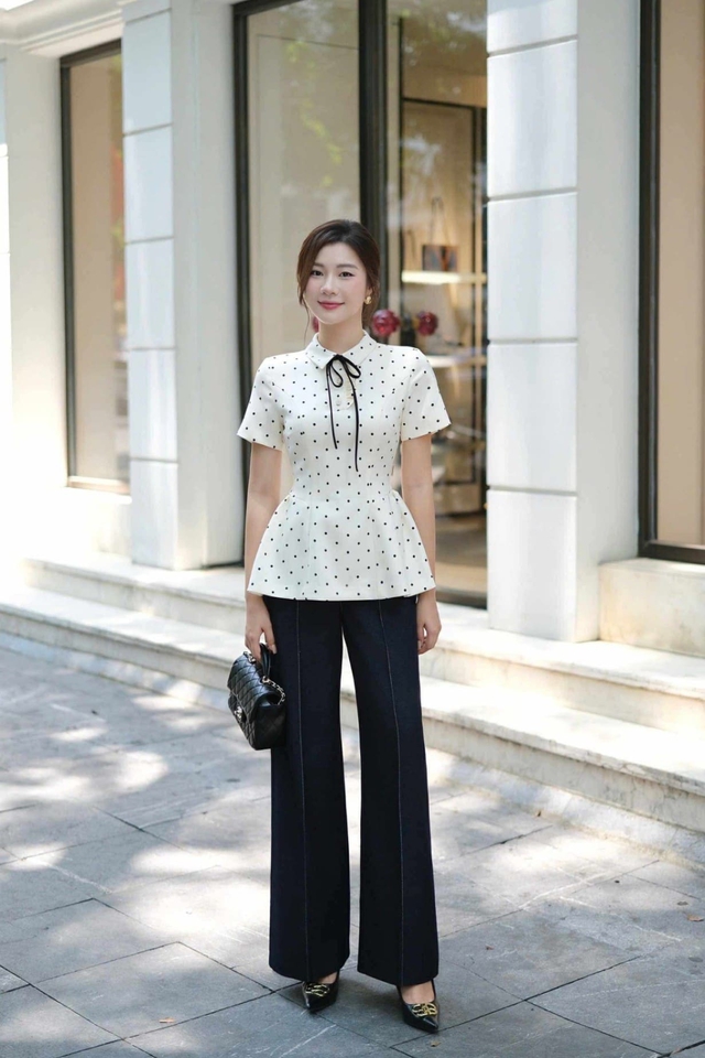 Trang phục chiết eo tôn 'đường cong' mềm mại của phái đẹp Trang phục chiết eo tôn 'đường cong' mềm mại của phái đẹp - Ảnh 1.