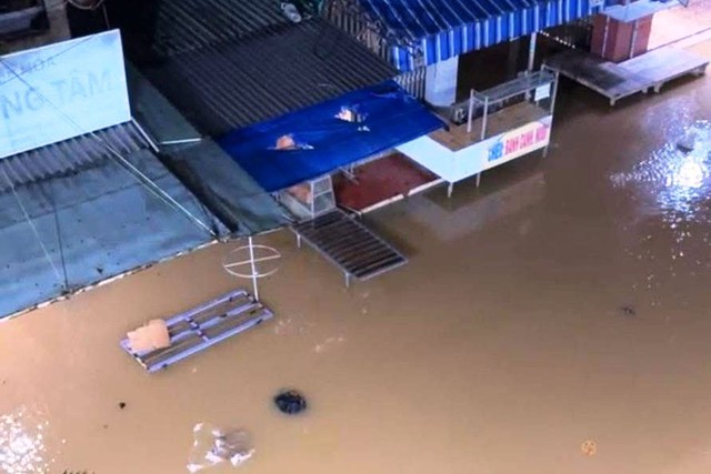 Mưa lớn cùng với thủy điện xả lũ, nhiều nơi ở Đà Nẵng ngập sâu trở lại- Ảnh 2. Mưa lớn cùng với thủy điện xả lũ, nhiều nơi ở Đà Nẵng ngập sâu trở lại- Ảnh 2.
