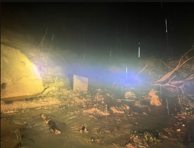 Sạt lở đèo Khánh Lê, đường đến Đà Lạt thêm điểm ách tắc- Ảnh 2. Sạt lở đèo Khánh Lê, đường đến Đà Lạt thêm điểm ách tắc- Ảnh 2.