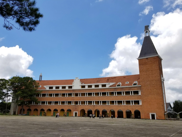 Lâm Đồng sáp nhập các ban quản lý dự án, các trường cao đẳng và trung tâm - Ảnh 4.