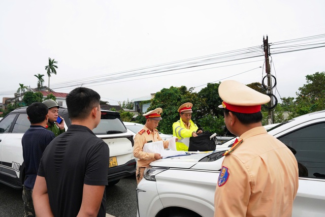 Đậu xe trên cầu để tránh lũ: Ảnh hưởng đến nhiệm vụ cứu hộ, cứu nạn- Ảnh 2. Đậu xe trên cầu để tránh lũ: Ảnh hưởng đến nhiệm vụ cứu hộ, cứu nạn- Ảnh 2.
