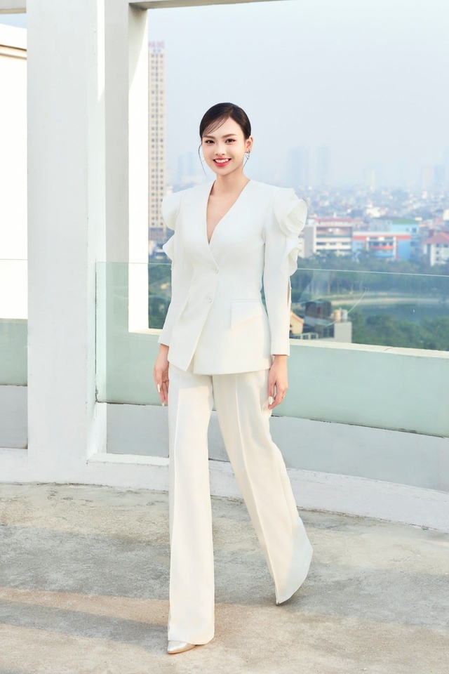 Trang phục chiết eo tôn 'đường cong' mềm mại của phái đẹp Trang phục chiết eo tôn 'đường cong' mềm mại của phái đẹp - Ảnh 4.