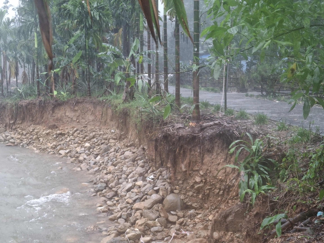 Tuyến đường độc đạo v&agrave;o 1 th&ocirc;n miền n&uacute;i TP.Huế bị sạt lở nghi&ecirc;m trọng- Ảnh 4.