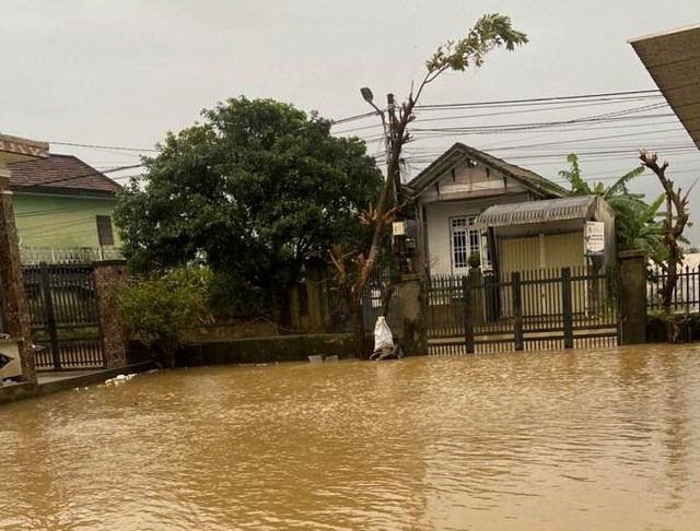 Nước lũ s&ocirc;ng Bồ d&acirc;ng cao tại Huế , học sinh nghỉ học khẩn cấp - Ảnh 5.
