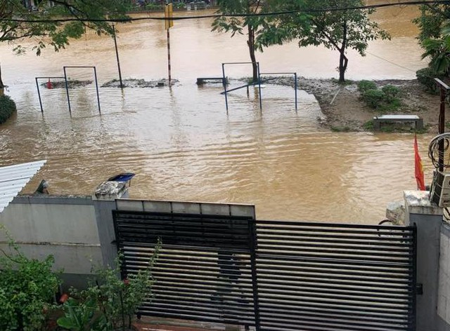 Nước lũ s&ocirc;ng Bồ d&acirc;ng cao tại Huế , học sinh nghỉ học khẩn cấp - Ảnh 6.