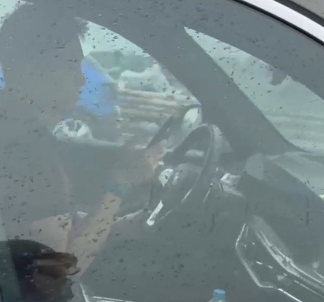 CSGT mời tài xế BMW bị tố dùng điện thoại khi lái xe qua cầu Chương Dương - Ảnh 2.