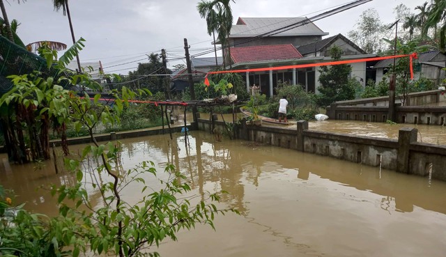 Nước lũ s&ocirc;ng Bồ d&acirc;ng cao tại Huế , học sinh nghỉ học khẩn cấp - Ảnh 3.