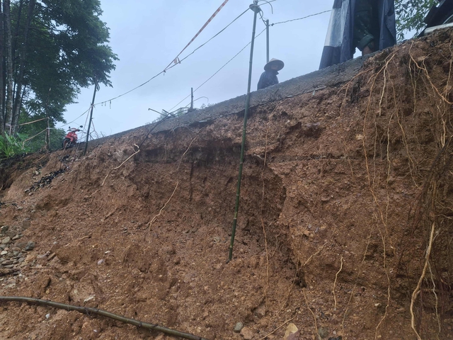 Tuyến đường độc đạo v&agrave;o 1 th&ocirc;n miền n&uacute;i TP.Huế bị sạt lở nghi&ecirc;m trọng- Ảnh 3.