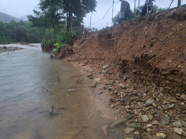 Tuyến đường độc đạo v&agrave;o 1 th&ocirc;n miền n&uacute;i TP.Huế bị sạt lở nghi&ecirc;m trọng- Ảnh 2.