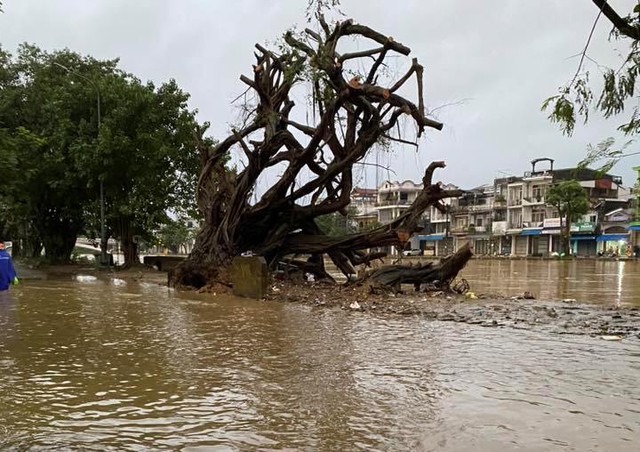 Nước lũ s&ocirc;ng Bồ d&acirc;ng cao tại Huế , học sinh nghỉ học khẩn cấp - Ảnh 7.