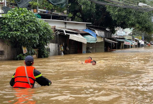 Mưa lũ tại Khánh Hòa: 7 người chết, hàng trăm hộ dân phải di dời khẩn cấp - Ảnh 3.