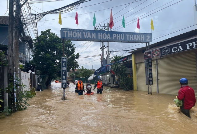 Mưa lũ tại Khánh Hòa: 7 người chết, hàng trăm hộ dân phải di dời khẩn cấp - Ảnh 4.