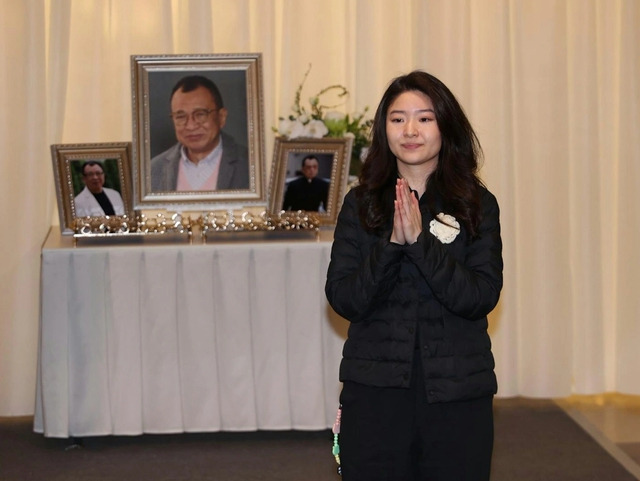 Miêu Kiều Vỹ, Xa Thi Mạn, Huỳnh Tông Trạch… viếng 'trùm vai phụ' Hứa Thiệu Hùng- Ảnh 9. Miêu Kiều Vỹ, Xa Thi Mạn, Huỳnh Tông Trạch… viếng 'trùm vai phụ' Hứa Thiệu Hùng- Ảnh 9.